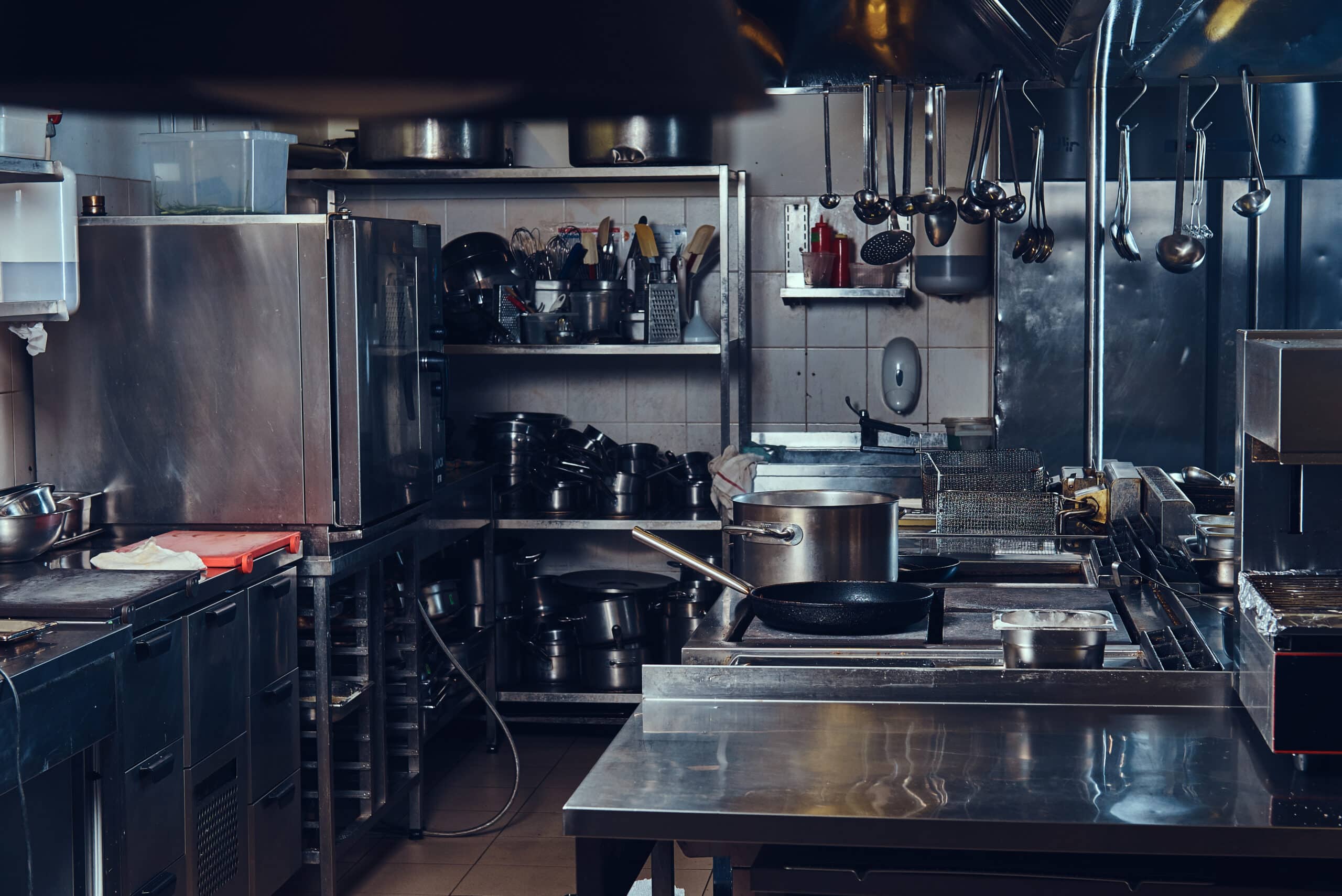 Consejos para Mantener el Acero Inoxidable Impecable en Cocinas Industriales